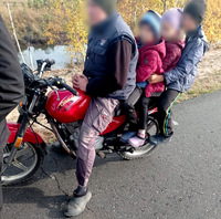 Оштрафували чоловіка, який без шоломів катав на мотоциклі трьох дітей