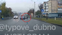 Opel збив візочок з немовлям у Дубні (ВІДЕО)