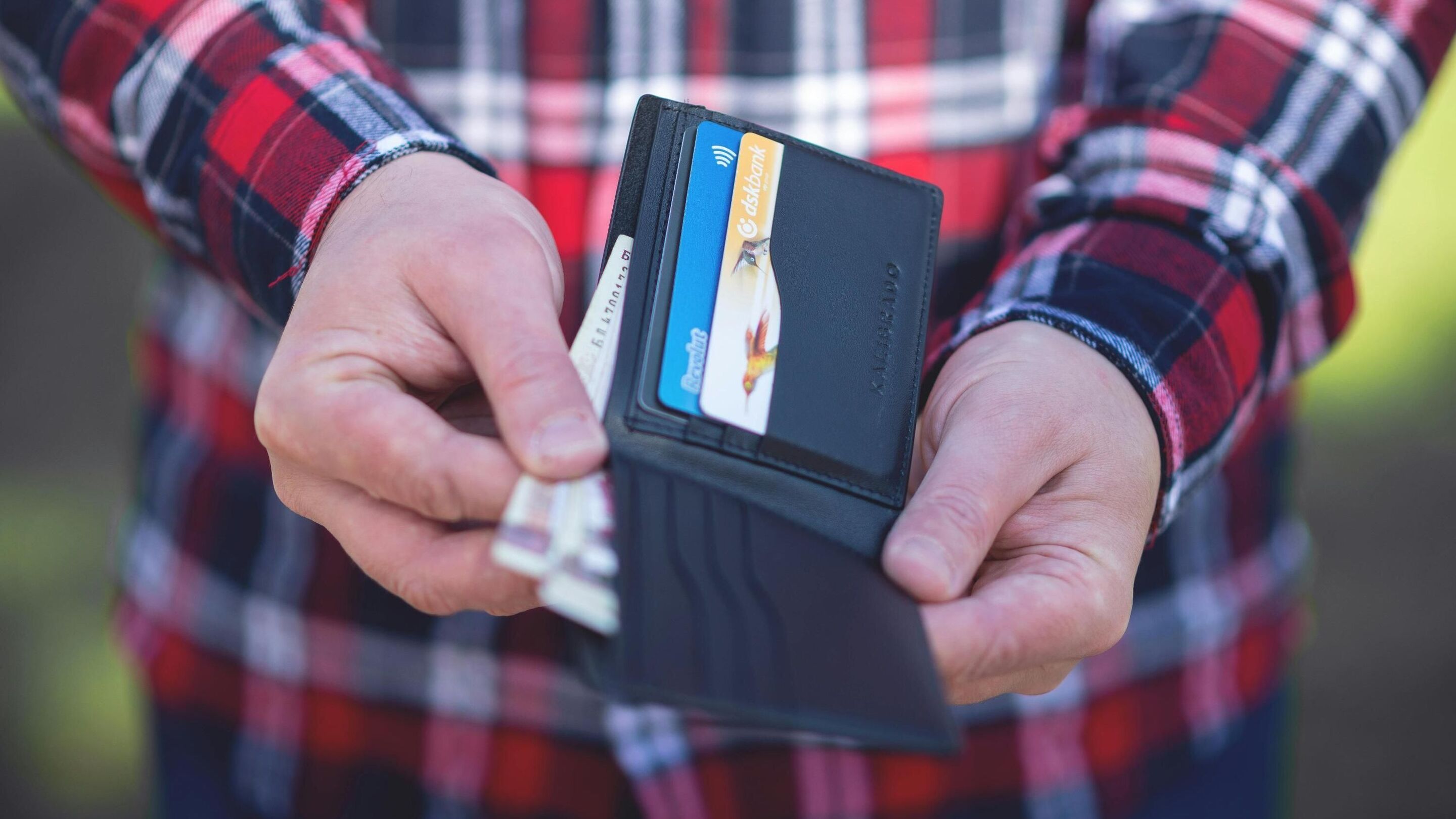 Дзвінки колекторів і борги: як легально вийти з кредитної пастки і зберегти майно