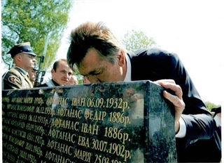 Віктор Ющенко біля пам'ятника жертвам операції "Вісла"