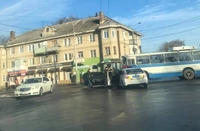 Лобове зіткнення: автобус і легковик потрапили у ДТП (ФОТО)