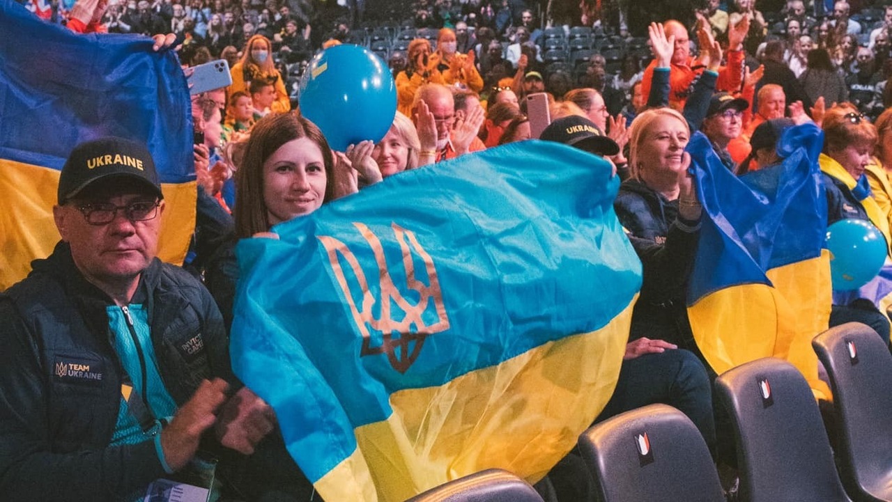 Ірина Лепеха - зліва, "ховається" за Гербом на прапорі України. Фото з сайту Мінвету. 
