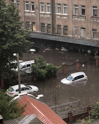 Рятувальники у Рівному витягують затоплені автомобілі і відкачують воду з офісів (21 ФОТО)