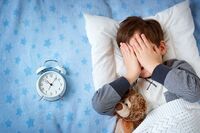 5 лайфхаків, як перелаштувати дитину прокидатися рано в школу 