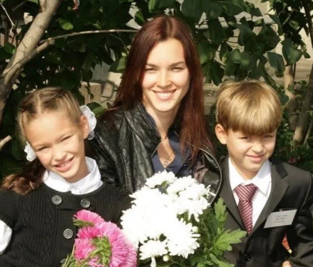 На фото колишня дружина Максима Соколюка Юлія з дітьми. Фото з видання Фокус