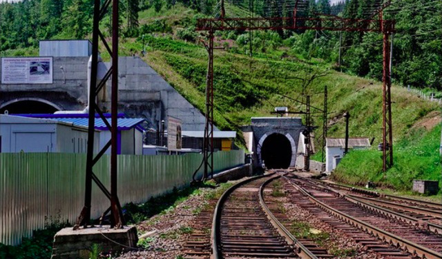 Бескидський тунель, куди насправді НЕ ПОЦІЛИЛИ - фото з мережі
