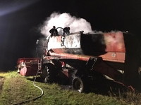 На Рівненщині спалахнув зернозбиральний комбайн (ФОТО)