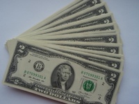 Чому купюру номіналом у 2 долари вважають щасливою: грошові прикмети 