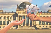 Українців в одній з країн Європи позбавлять грошової допомоги: відома причина