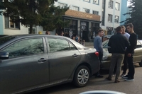 Чоловіки обступили машини: у Рівному - ДТП (ФОТО)