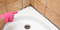 Цвіль на силіконовому герметику у ванній більше не з’явиться: простий спосіб боротьби з пліснявою 