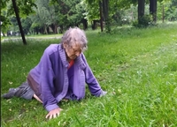 Бабуся живе на вулиці, не може ходити та благає про допомогу (ФОТО) 