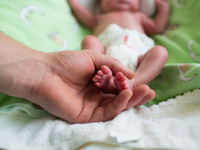 Ліки для недоношених малюків надійшли в Україну. Їх розподілили по областях