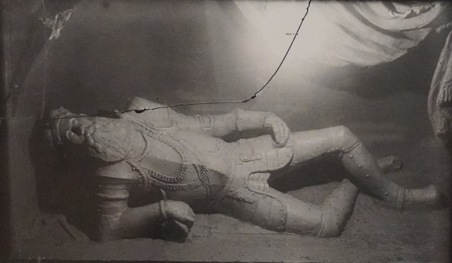Центральна фігура Костянтина Острозького з його надгробного пам’ятника. Фото кінця 1930-х років