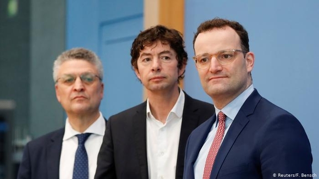 Крістіан Дростен (в центрі), федеральний міністр охорони здоров'я Німеччини Йенс Шпан (праворуч) і глава Інститут імені Роберта Коха Лотар Вілер (ліворуч) перед спільною прес-конференцією в Берліні