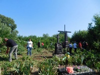 На Рівненщині польські байкери прибирали на кладовищі
