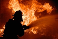 На Рівненщині вогонь з палаючого авто перекинувся на будинок (ФОТО)
