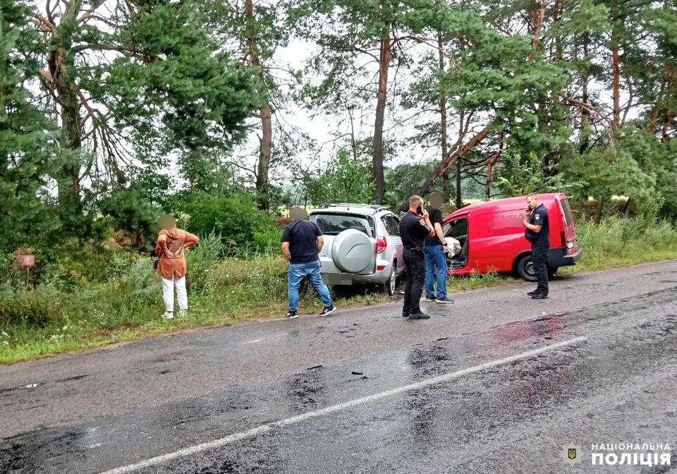 Лобове зіткнення через обгін на Рівненщині: винуватець аварії отримав складні травми (ФОТО)