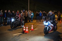 Як не дрифтери, то «хрустики»: нічні перегони на мотоциклах влаштували у Рівному (ВІДЕО)