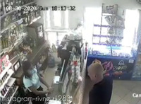 Розбишака: біля Рівного чоловік влаштував погром у магазині (ВІДЕО)