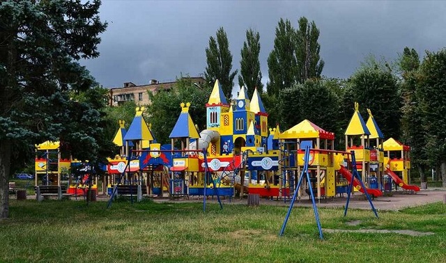 Дитячий майданчик десь в Україні. Можливо, щось подібне незабаром з'явиться і в Рівному. Фото з мережі