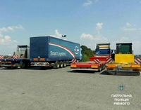 В спеку на Київ-Чоп вантажівкам не можна - спинять рівненські патрульні 