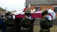 Люди на колінах: Дубровиця прощається з загиблим 27-річним військовим (ФОТО)