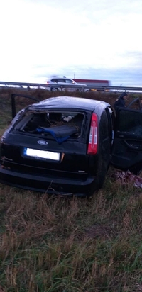 Поблизу Корця авто злетіло у кювет. Троє постраждалих (ФОТО)