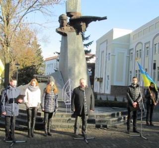 Володимир Хомко біля памятника Климу Савуру в м. Рівне (навпроти центрального корпусу НУВГП)