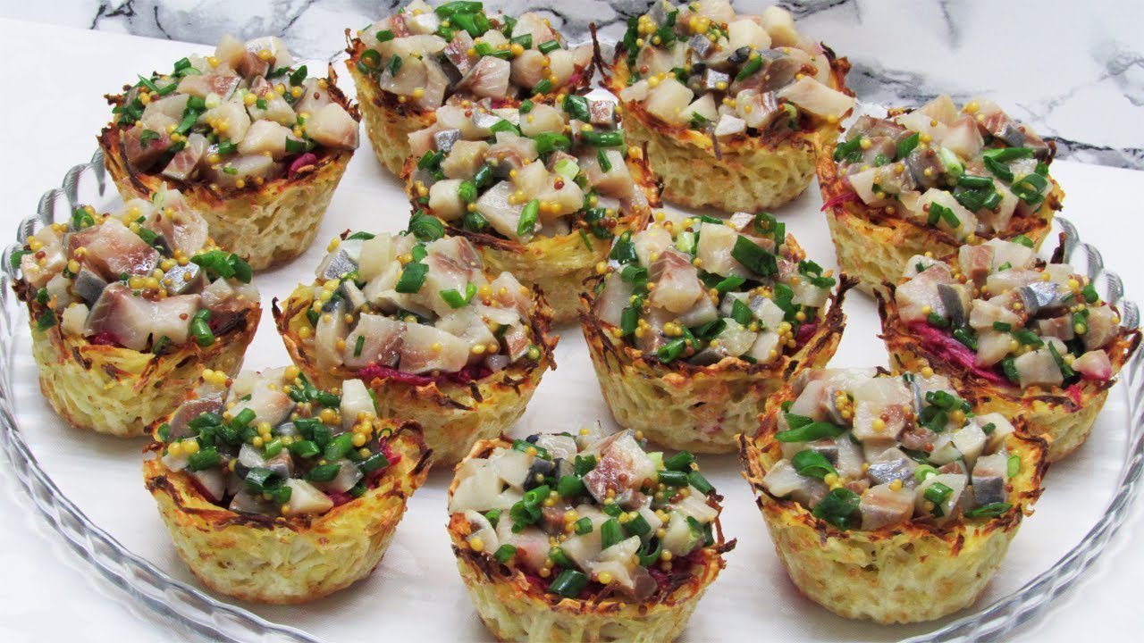 На свята обов’язково: смачні картопляні кошики з оселедцем – цікава закуска з копійчаних продуктів