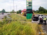 На півдні Рівненщини Mitsubishi налетів на відбійник: Двоє людей – у реанімації