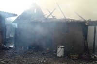 На Рівненщині згоріла будівля та мало не зайнялася хата (ФОТО)