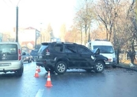 Водій Toyota Prado в’їхав у дерево: деталі ДТП на Соборній (ФОТО/ВІДЕО)