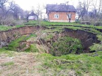 Провалля глибиною 10 метрів утворилося за одну ніч у Пісках на Львівщині 