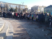 Противники будівництва заводу «Кроноспан» зібралися на центральному майдані Рівного (ФОТО)