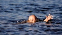 Грався на подвір'ї і раптом зник: 2-річний малюк втопився у водоймі біля дому 