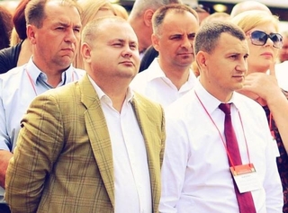 Андрій Андрощук у жовтому піджаку -- зліва