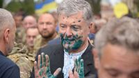 Невідомі облили Порошенка зеленкою в Києві. Довкола нього – ветерани АТО (ФОТО/ВІДЕО)