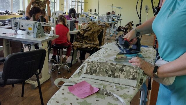 Кравці та швачки - завжди знайдуть роботу. Тим паче багато підприємств швейної галузі - перекваліфікувались і тепер виготовляють форму та амуніцію українським військовим. Фото ілюстративне з мережі.  
