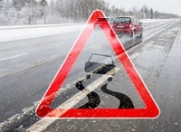 Туман та ожеледиця: водіїв Рівненщини попередили про небезпеку на дорогах