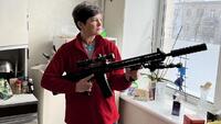 «Ми будемо боротися за Київ»: мати трьох дітей купила гвинтівку (ФОТО)