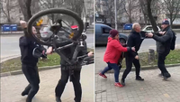 Чоловік на Hyundai вирішив «відхюндячити» велосипедиста в Одесі (ВІДЕО)