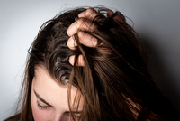 Чотири звички, які провокують жирність волосся