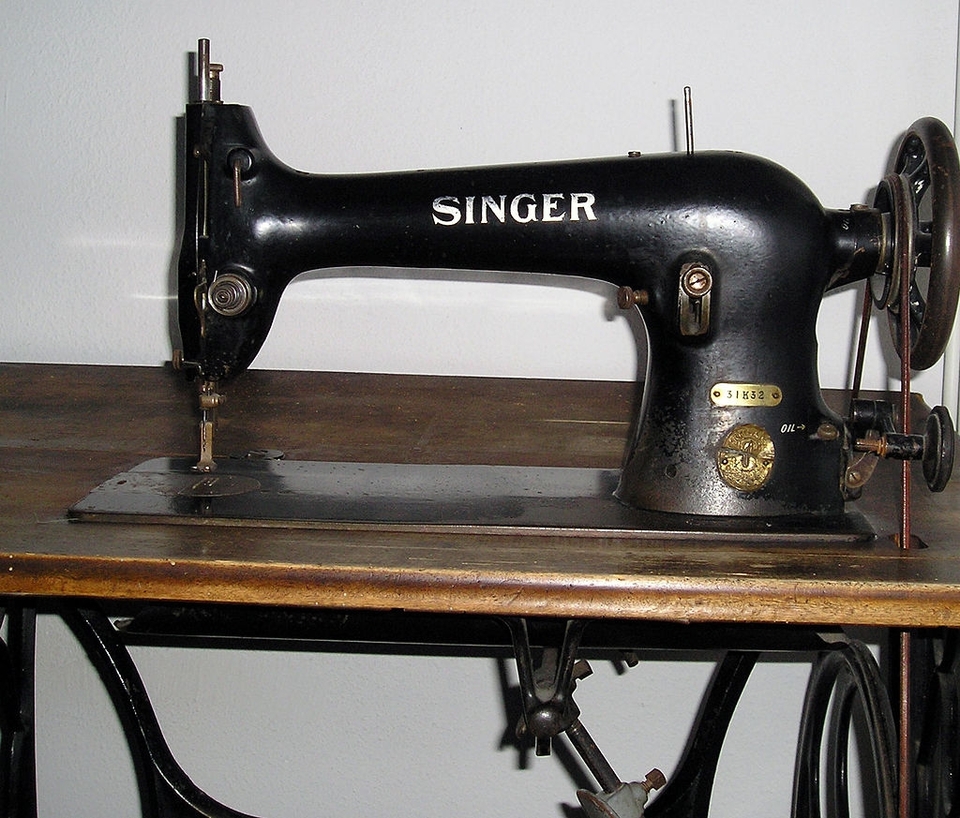 Це Зінгер. Одна з найвідоміших марок швейних машинок. Такі з механічною педаллю часто можна було зустріти вдома у наших бабусь.
