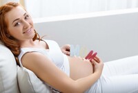 Чому не можна сидіти зі схрещеними ногами: прикмети для вагітних жінок