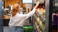 Не скуповуйте все підряд: якими продуктами насамперед потрібно запастися на цю зиму?