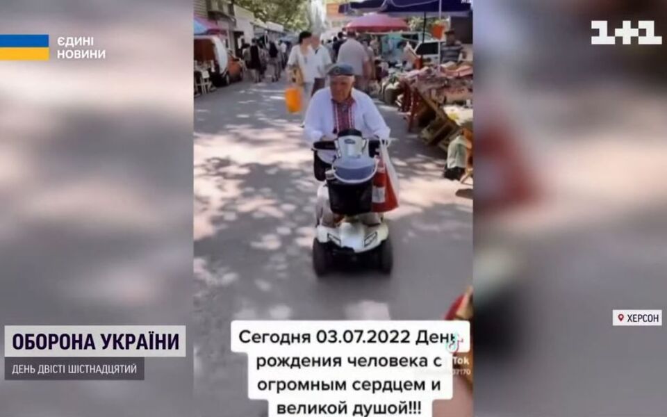 75-річний Григорій Янченко, вмикав українську музику, за що йому погрожували, і таким чином збирав гроші для ЗСУ. Скрін з відео ТСН.