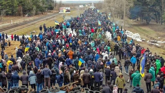 Тисячі жителів Енергодара щодня боронять місто. Навіть попри постріли окупантів