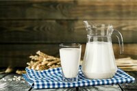 Що потрібно додати в молоко, щоб воно не скисло: перевірені поради