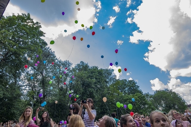 Фото - Цього року літній естраді - 111 років. Саме стільки символічних кульок було випущено сьогодні у небо над парком